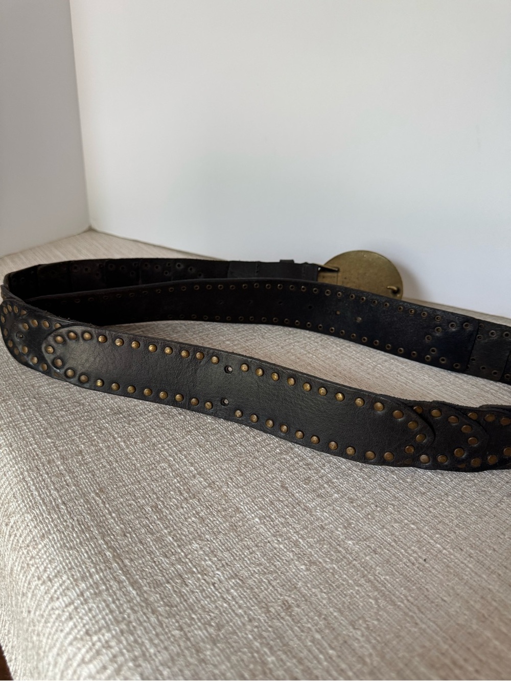 Y2K GUESS Leather Studded Belt Womens L Hammered Brass Disc Buckle Boho Western - Picture 12 of 15